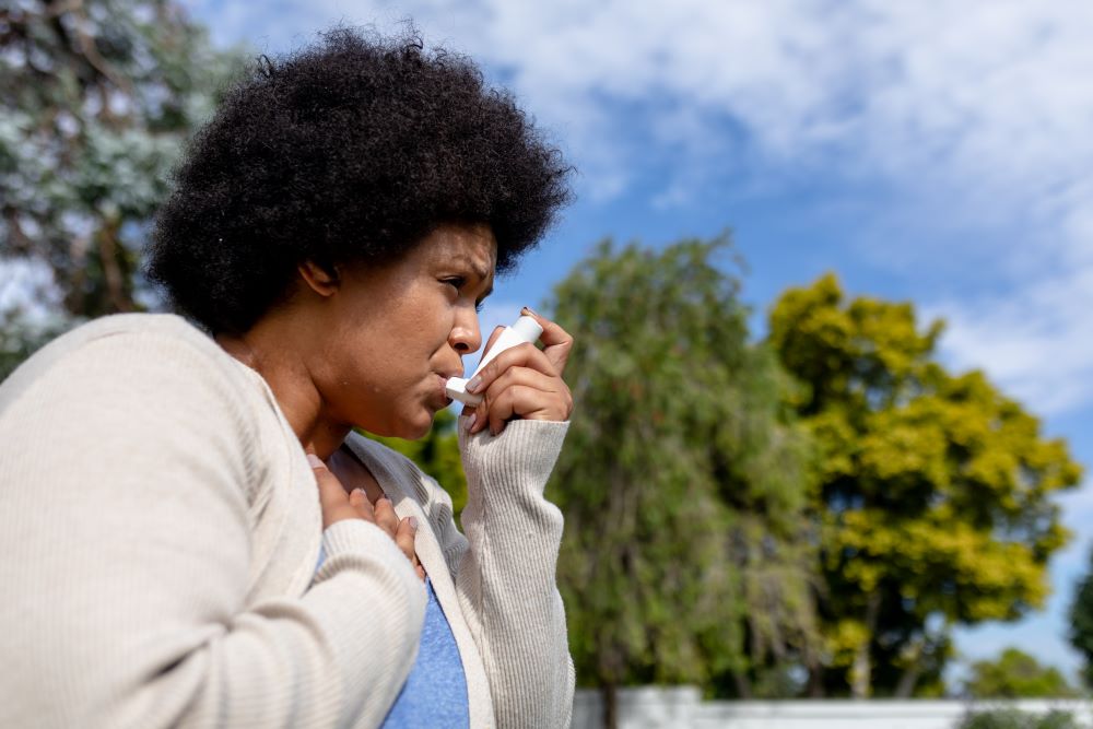 woman-with-inhaler