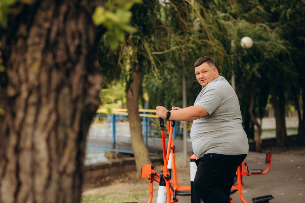 young-overweight-man-running