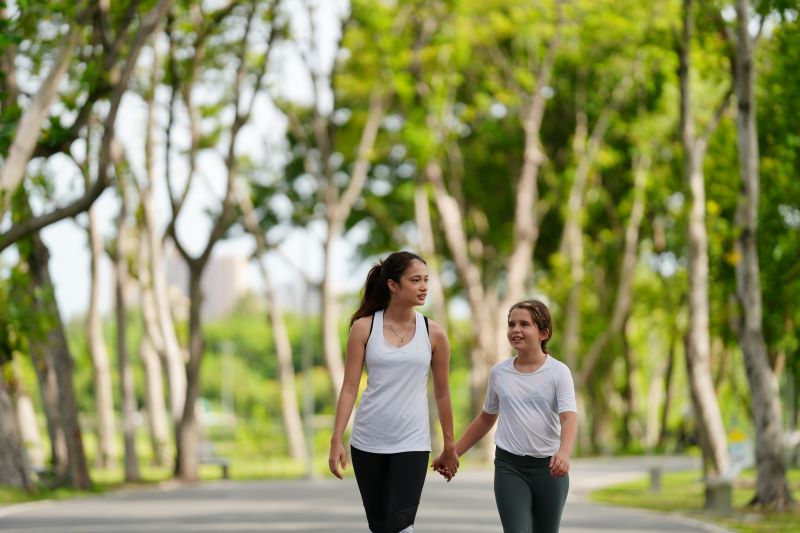 young-woman-and-litle-girl-walking