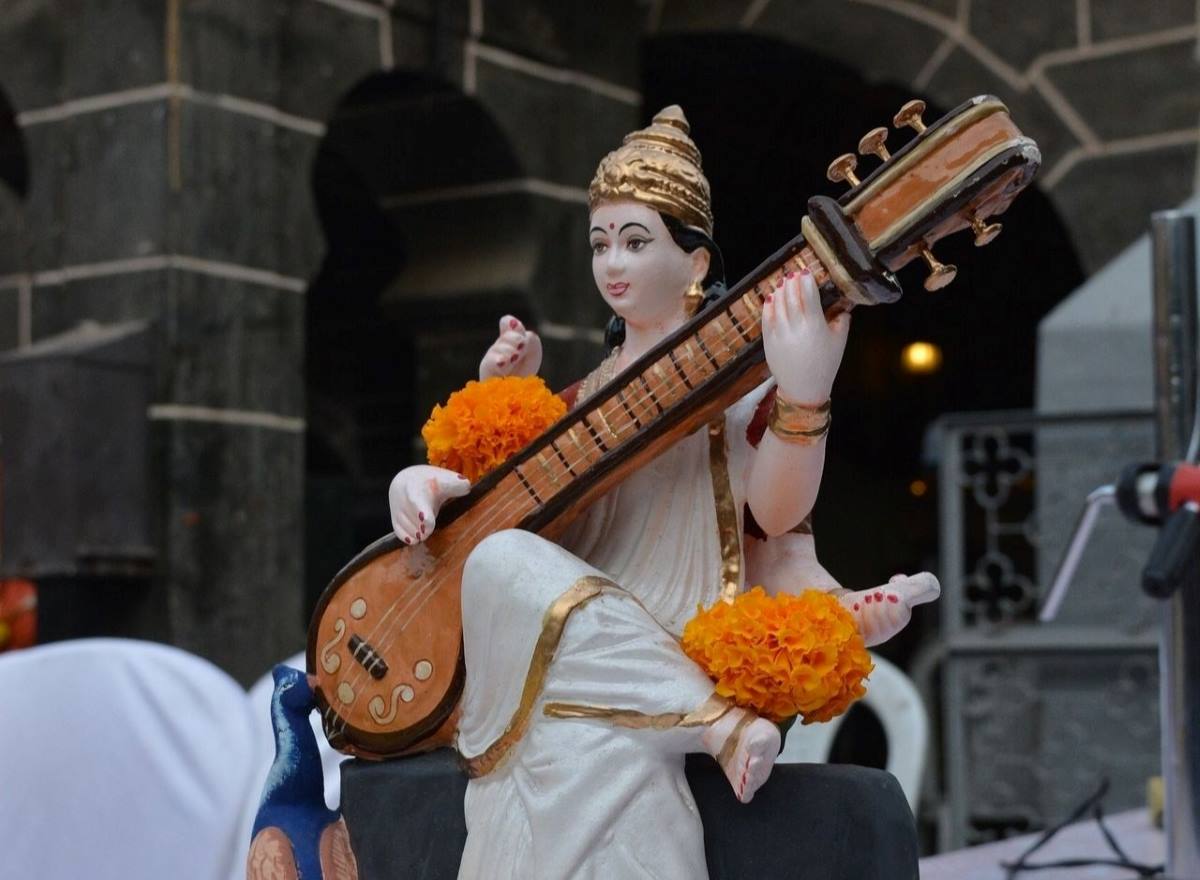 saraswati devi idol